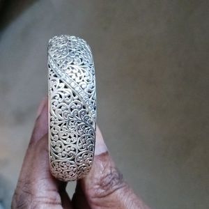 Bangle bracelet with diamonds